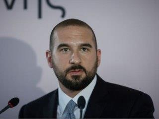 Και νομίζω ότι η απάντηση στο ερώτημα για ποιο λόγο παρατηρείται αυτή η όξυνση σήμερα είναι κάτι περισσότερο από προφανής. Σχετίζεται φυσικά με το γεγονός ότι η ΝΔ έχει υποστεί αλλεπάλληλες πολιτικές και κοινοβουλευτικές ήττες. Από την κατάρρευση του αφηγήματος περί 4ου Μνημονίου, μέχρι τη διάψευση των προσδοκιών για πρόκληση πολιτικών εξελίξεων με αφορμή τη Συμφωνία των Πρεσπών και από την αύξηση του κατώτατου μισθού μέχρι την επιτυχημένη έξοδο στις αγορές, η ΝΔ έχει ηττηθεί σε όλα τα πεδία.