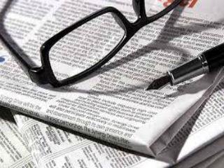 Μόνον ένα κοσμογονικό δομικό στοιχείο αναγνωρίζει ο μεγάλος Εφέσιος: το Πυρ. Η ύπαρξη του πυρός δημιουργεί, πλάϊ στον Λόγο, έναν κόσμο άπειρο, άναρχο και αυτορρυθμιζόμενο, μία ολότητα που μετατρέπεται σε ποικίλες μορφές, κάτω όμως από συγκεκριμένες νόρμες τάξης. Ο κόσμος μας δεν είναι παρά η αρμονία των αντιθέσεων, η ένωση των αντιθέτων. Το καλό και το κακό είναι εδώ, οι αντίθετες όψεις του ίδιου πράγματος.