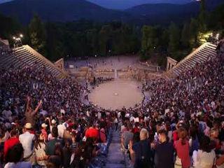 Τι ορίζει το δίκαιο στο μυαλό των ηρώων; Πως ορίζει το δίκαιο ο Αισχύλος; Ο ποιητής καθρεφτίζει τα προσωπικά στίγματα των ηρώων και χαράσσει την πλοκή. Χαμαιλεωντική η χρήση στην αναφορά του δικαίου με εναλλαγή όρων δίκην, δικαίων, δίκας και ηχηρά στις κερκίδες αντανακλά το ”ο καθένας έχει τόσο δίκαιο όση και δύναμη να το επιβάλλει” του τραγικού ποιητή.
