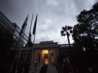 Η οικονομική ασφυξία συνέβαλε ώστε η κυβέρνηση να μην έχει να επιδείξει έργο σε οποιονδήποτε άλλο τομέα, με εξαίρεση την παιδεία, όπου σημειώθηκαν άλματα προς τα πίσω. Εκείνο, πάντως, που προξενεί ιδιαιτέρως αρνητική εντύπωση είναι η κατεδάφιση του υποτιθέμενου ηθικού πλεονεκτήματος της αριστεράς.