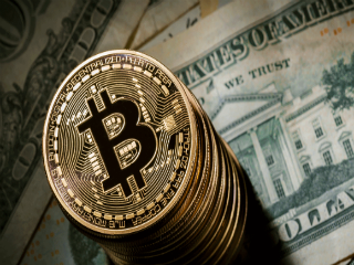 Μπορεί το bitcoin και τα λοιπά νέα νομίσματα να έχουν ’’τιμή’’ όμως η αξία τους δεν είναι προσδιορίσιμη, εξ ου και ο φόβος για νέα φούσκα. Η αξία του Χρέους όμως είναι ορατή, μετρήσιμη. Είναι αξία που συνεχώς αυξάνεται και έχει ’ως ’νομισματική βάση’’, ως αντίκρυσμα δηλαδή, τον ανθρώπινο μόχθο: όταν δανειζόμαστε ως άτομα ή ως κοινωνίες, στην ουσία υποθηκεύουμε ιδρώτα εκδίδοντας ατομικά και συλλογικά ’’ομόλογα’’ έναντι έργου που θα παράγουμε και θα εκχωρήσουμε στους πιστωτές μας.