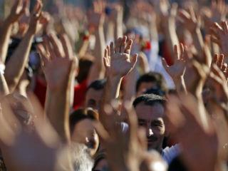 «Εδώ και διακόσια χρόνια», γράφει ο συγγραφέας, που αρθρογραφεί και στους Τάϊμς της Νέας Υόρκης, «οι πεσιμιστές έχουν κυριαρχήσει στο δημόσιο διάλογο,επιμένοντας οτι τα πράγματα θα γίνουν σύντομα πολύ χειρότερα.Στην πραγματικότητα όμως η ζωή βελτιώνεται και μάλιστα με επιταχυνόμενο ρυθμό.Η πρόσβαση στην τροφή,το εισόδημα και το προσδόκιμο ζωης βρίσκονται σε άνοδο παντού.Την ίδια στιγμή παιδική θνησιμότητα και αρρώστιες μειώνονται σε ολόκληρη την υφήλιο όπως και η βία