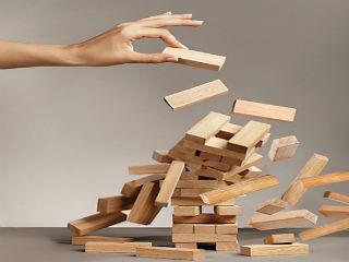 Δυστυχώς, όμως, τις τελευταίες η κυβέρνηση Συριζανέλ όχι μόνον δεν θέλει να τις πραγματοποιήσει, αλλά επιδιώκει να τις φορτώσει στους διαδόχους της στην εξουσία, για να μπορεί έτσι να δημαγωγεί υποσχόμενη ως συνήθως φύκια για μεταξωτές κορδέλλες. Προς τούτο, λοιπόν, ο Αλέξης Τσίπρας, με κάθε ευκαιρία και σε κάθε θεατρική παράσταση που διοργανώνει, σηκώνει τους τόνους επιχειρώντας να συντηρήσει ένα σοβαρά τραυματισμένο ηγετικό προφίλ.