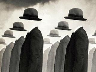 Το ερώτημα που τίθεται είναι πού το πάει ο αρχηγός του Σύριζα και πρωθυπουργός και σε τί ευελπιστεί για να ξεφύγει –εκ πρώτης όψεως, τουλάχιστον– από την παγίδα του λαϊκισμού που ίδιος έστησε. Πιστεύουμε ότι, παρά την απαιδευσία του, ο κύριος πρωθυπουργός κάθε άλλο παρά αφελής είναι.
