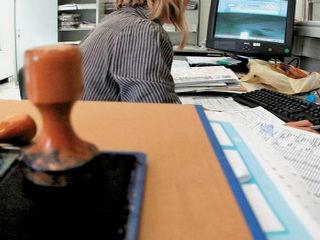 Το θέμα θα συζητηθεί και στην Γ’ αξιολόγηση, μια και είχε συμφωνηθεί οι συμβασιούχοι να μην υπερβαίνουν τις 69.000. Θα πει κανείς μα τι θα κάνουμε. Θα είμαστε μια ζωή κάτω από την μπότα της τρόικας; Όσο η χήρα θα είναι εξαρτημένη από τα χαμηλότοκα δάνεια, δεν μπορεί να αυξάνει το κόστος του Δημοσίου μέσω νέων συμβασιούχων.