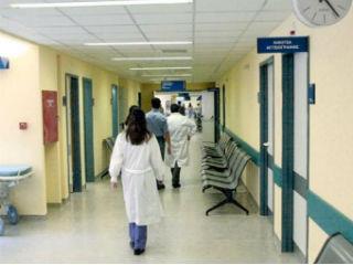 Όπως επισημαίνεται από έγκυρους γνώστες του οικονομικού περιβάλλοντος στον νοσοκομειακό χώρο, η χρηματοδότηση των νοσοκομείων σήμερα δεν είναι δυνατόν να πραγματοποιηθεί με επάρκεια από το κράτος και τα ασφαλιστικά Ταμεία για τρεις βασικούς λόγους: Πρώτον, διότι οι ελληνικές κυβερνήσεις έχουν χάσει πια την δυνατότητα που είχαν μέχρι πρόσφατα να ασκούν «κοινωνική πολιτική» με τον συνεχώς διογκούμενο δανεισμό από το εξωτερικό και το εσωτερικό, για να παρέχονται δωρεάν υψηλού κόστους υπηρεσίες όχι μόνον σε εκείνους που τις έχουν ανάγκη αλλά δεν διαθέτουν επαρκείς ιδίους οικονομικούς πόρους, αλλά και στους πιο ευκατάστατους.