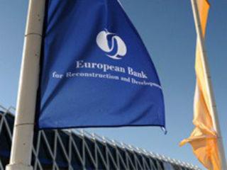Η EBRD δεν δραστηριοποιείται στον χώρο της λιανικής τραπεζικής και δεν ανταγωνίζεται τις εμπορικές τράπεζες, αλλά λειτουργεί συμπληρωματικά στους περισσότερους κλάδους. Προσφέρουμε στις επιχειρήσεις εξατομικευμένα χρηματοοικονομικά προϊόντα σύμφωνα με τις βασικές μας αρχές περί υγιούς τραπεζικής, συμπληρωματικότητας και μεταρρυθμιστικού οφέλους. Η χρηματοδότηση των επιχειρηματικών σχεδίων ιδιωτικών επιχειρήσεων γίνεται με την μορφή δανείων ή μετοχικού κεφαλαίου και κυμαίνεται σε γενικές γραμμές από 10 έως 250 εκατ. ευρώ, με την μέση επένδυση να ανέρχεται σε 25 εκατ. ευρώ.
