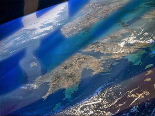 Η Ελλάδα μετατρέπεται σε οιωνεί προτεκτοράτο. Οι ξένοι αναλαμβάνουν να μας προστατεύσουν από τον εαυτό μας. Η ιστορία επαναλαμβάνεται· η Βαυαροκρατία και η Αμερικανοκρατία αποσκοπούσαν, επίσης, να καλύψουν τις αδυναμίες της ελληνικής πολιτικής ελίτ. Κάποιοι εκφράζουν ικανοποίηση καθώς, χάρη στην ξένη κηδεμονία, θα διορθωθούν τα κακώς κείμενα της ελληνικής οικονομικής ζωής. Δεν θα μπορούν τα κόμματα να διορίζουν τους οπαδούς τους, δεν θα διαθέτουν τους πόρους του δημοσίου ταμείου για να τροφοδοτούν το πελατειακό σύστημα. Η ξένη τεχνική βοήθεια θα καλύπτει τις αδυναμίες της κυβερνητικής ομάδας και της διοίκησης.