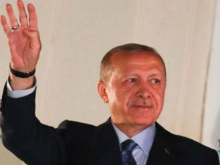 Η τουρκική εκλογική επιτροπή ανακοίνωσε τις πρώτες πρωινές ώρες σήμερα ότι ο Ερντογάν εξασφάλισε την απόλυτη πλειοψηφία των εγκύρων ψήφων, κάτι που του επιτρέπει να εκλεγεί από τον πρώτο γύρο, κατανικώντας την αντίσταση του υποψήφιου της αντιπολίτευσης Μουχαρέμ Ιντζέ.