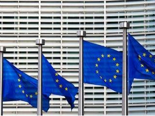 Ο Αντιπρόεδρος κ. Κάταϊνεν, αρμόδιος για την Απασχόληση, την Ανάπτυξη, τις Επενδύσεις και την Ανταγωνιστικότητα, δήλωσε τα εξής: «Οι αριθμοί αυτοί καταδεικνύουν σαφώς ότι το Ευρωπαϊκό Ταμείο Στρατηγικών Επενδύσεων εξακολουθεί να παρέχει σημαντική ώθηση στις επενδύσεις, την απασχόληση και την ανάπτυξη σε ολόκληρη την Ευρώπη. Με επενδύσεις ύψους 209 δισ. ευρώ που αναμένεται τώρα να κινητοποιηθούν, έχουμε φτάσει στο σημαντικό ποσοστό των δύο τρίτων του αρχικού μας στόχου ύψους 315 δισ. ευρώ. Προσβλέπω στη συνέχιση της συνεργασίας με το Ευρωπαϊκό Κοινοβούλιο και τα κράτη μέλη για ταχεία έγκριση της πρότασης του ΕΤΣΕ 2.0 ώστε να μπορούμε να εγγυηθούμε τη συνέχιση της επιτυχίας του.»