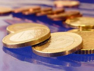 Ωραία! Τουλάχιστον παραδέχονται ότι θα παραμείνουμε στο Ευρωσύστημα! Αλλά αυτό περί προσεκτικής νομικής εκτίμησης τι είναι πάλι; Δηλαδή κατόπιν εορτής να βάλει η Ελλάδα της δραχμής δικηγόρους ώστε να μας πουν τι, το αυτονόητο; Το ότι δηλαδή οι τράπεζες μας αν βγούμε από το ευρώ πρέπει να γυρίσουν πίσω τα άνω των 80 δις που έχουμε δανειστεί από την ΕΚΤ (πέραν του δημοσίου χρέους εννοείται) ώστε να κάνουμε αναλήψεις από τα ΑΤΜ; Μα δεν έχουν ποτέ διαβάσει τους όρους έκτακτης χρηματοδότησης από τον μηχανισμό ELA και τις δεσμευτικές του ρήτρες; Άντε, ας πούμε ότι αυτό δεν το έκαναν. Τον Draghi, τον διοικητή της ΕΚΤ, δεν τον άκουσαν ποτέ να λέει ότι όποιος φύγει από το ευρώ πρέπει πρώτα να ξεχρεώσει την δανεική ρευστότητα; Αλλά ξέχασα. Αφού θα αλλάξουμε τον δικό μας διοικητή, θα πάμε Φρανκφούρτη να τον αλλάξουμε και αυτόν τον Draghi, ήταν και στην Goldman Sachs, διαπλεκόμενος δηλαδή.