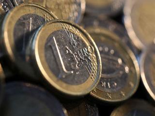 Στην ευρωζώνη, όλα δείχνουν ότι η κρίση θα χειροτερεύει καθώς το ευρώ παραμένει ισχυρό, η λιτότητα επεκτείνεται και άρα περιορίζει την ζήτηση, οι δε υψηλές τιμές του πετρελαίου, σε συνδυασμό με την πιστωτική ασφυξία, υπονομεύουν κάθε θετική προοπτική αναπτύξεως.