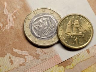 Δεν είναι το ισχυρό νόμισμα, λοιπόν, που δυναμώνει την οικονομία. Συμβαίνει το αντίθετο. Η ισχυρή οικονομία δυναμώνει το νόμισμά της (!!).