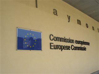 Με την αποδέσμευση των επενδυτικών επιχορηγήσεων ύψους άνω των 11 δισεκατ. ευρώ από τα Διαρθρωτικά Ταμεία της Ευρωπαϊκής Ένωσης (ΕΕ), ποσό που είναι σχεδόν παγωμένο τους τελευταίους μήνες λόγω ανικανότητας της γραφειοκρατίας μας. Αν τελικά το ποσόν αυτό αρχίσει να κυκλοφορεί στην αγορά, με την στήριξη της Ευρωπαϊκής Τράπεζας Επενδύσεων, τότε οι θετικές επιπτώσεις θα είναι πολλαπλασιαστικές, θα ανακόψουν την άνοδο της ανεργίας και θα υπάρξουν βάσεις για επανεκκίνηση της οικονομίας.