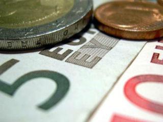 Όμως η καθαρή έξοδος, με αποκλειστική ευθύνη της Κυβέρνησης, δεν είναι εφικτή. Και αυτό γιατί, σε αντιδιαστολή με τα άλλα ευρωπαϊκά κράτη-μέλη που βγήκαν από τα μνημόνια, η Κυβέρνηση ΣΥΡΙΖΑ και ΑΝΕΛ έχει ήδη ψηφίσει πρόσθετα μέτρα λιτότητας ύψους 5,1 δισεκατομμυρίων ευρώ για μετά την λήξη του τρέχοντος προγράμματος, έχει δεσμευτεί στην επίτευξη υψηλών πρωτογενών πλεονασμάτων για πολλά χρόνια μετά το 2018, έχει δεσμεύσει την δημόσια περιουσία της χώρας για έναν αιώνα, έχει συμφωνήσει η υλοποίηση των παρεμβάσεων για το χρέος να γίνει μετά το καλοκαίρι και έχει αποδεχθεί τον μηχανισμό ενισχυμένης και όχι μετα-προγραμματικής εποπτείας, που συνοδεύεται από αυστηρούς όρους και προϋποθέσεις.