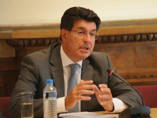 «η Ελλάδα χρειάζεται ακόμα ισχυρότερη ανάπτυξη και δημοσιονομική πειθαρχία, αν επιθυμεί να διαχειριστεί αποτελεσματικά το ζήτημα τις βιωσιμότητας του χρέους και να αλλάξει την εικόνα της ως χώρα χαμηλής ανταγωνιστικότητας και αδύναμων θεσμικών επιδόσεων.»