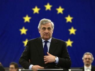 Το δικαίωμα ασύλου, όπως και η αλληλεγγύη και η διάσωση ανθρώπων στην θάλασσα, είναι μέρος των αξιών μας. Αλλά είναι σαφές πως το σημερινό σύστημα κατανομής των βαρών έχει αποτύχει. Το 2015 και 2016 κατατέθηκαν εντός της ΕΕ κάπου 2,5 εκατομμύρια αιτήσεις ασύλου. Βάσει των σημερινών κανόνων, τις αιτήσεις αυτές πρέπει να τις διεκπεραιώσουν η Ιταλία και η Ελλάδα, χώρες πρώτης εισόδου. Είναι βαθύτατα άδικο να αφήνουμε σε έναν μικρό αριθμό κρατών αυτή την ευθύνη, επιπλέον των υποχρεώσεων διάσωσης χιλιάδων ανθρώπων και ελέγχου εκτεταμένων τμημάτων της Μεσογείου.