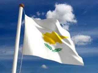 Σε μία αυθόρμητη και συγκινητική κίνηση ανέβηκαν όλοι στο βήμα, έγιναν μια αγκαλιά και εν χορώ, δήλωσαν ότι προσυπογράφουν μέχρι κεραίας όσα είχαν μόλις ακούσει. Δεν χρειαζόταν εξάλλου μεγάλη προσπάθεια ή οποιοσδήποτε συμβιβασμός γιατί, λίγο-πολύ, όλοι τους είχαν κάνει παρόμοιες δηλώσεις κατ’ επανάληψιν.