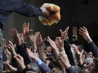 Δεν είναι, όμως, μόνον η απόλυτη διπροσωπία και ο τυχοδιωκτισμός του Σύριζα που προκαλούν οργή. Η χώρα, εκτός από απέραντο φρενοκομείο καθίσταται και απέραντο φτωχοκομείο, παρά τα κυβερνητικά φληναφήματα περί τέλους των μνημονίων και επιστροφής στην κανονικότητα