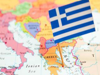 Η Ελλάδα γίνεται πλέον βαλκανικό κράτος με έντονες οικονομικές και κοινωνικές ανισότητες, με πολίτες διαφορετικών κατηγοριών και βιοτικού επιπέδου.