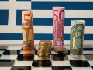 Όμως η χώρα έχει παραδοθεί ολοκληρωτικά στους δανειστές , που μέχρι χθες τους αποκαλούσαν τοκογλύφους, μολονότι μας δανείζουν 1,5-2%, με το υπερταμείο, που συνομολόγησαν και μέσω του οποίου τα επόμενα 99 χρόνια μπορούν να εκποιήσουν ολόκληρη την κινητή και ακίνητη περιουσία της χώρας. Κατά τα άλλα μας πουλάνε την φράση δίκαιη ανάπτυξη χωρίς να μας λένε πραγματικά τι εννοούν. Απ’ ότι φαίνεται με την βαριά φορολογία που έχουν επιβάλει στους ελεύθερους επαγγελματίες που φθάνει στο 75% των εισπράξεών τους θα κάνουν κοινωνική πολιτική επιδομάτων οδηγώντας την έτσι χώρα σε πλήρη αποσύνθεση.