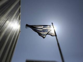 Κάπου 400.000 νέοι έχουν ήδη ρίξει μαύρη πέτρα πίσω τους. Για τους άλλους, τους πολλούς, η μόνη διέξοδος δεν είναι άλλη από την αυτοαπασχόληση. Πού και πώς, όμως; Κάποιες καλές ευκαιρίες υπάρχουν στην Ελλάδα: στην γεωργία, στον τουρισμό, στις τηλεπικοινωνίες, στην βιοτεχνολογία, στα τρόφιμα-ποτά, στο φάρμακα και στο ηλεκτρονικό εμπόριο.