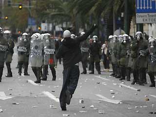 Το συμπέρασμα λοιπόν είναι ότι αυτοί οι φασίστες υπήρχαν και πριν την κρίση, μόνο που ήταν κρυμμένοι μέσα στα άλλα κόμματα, τα οποία τους τάϊζαν με θέσεις στο Δημόσιο και άλλες διευκολύνσεις. Τώρα που δεν υπάρχουν τα λεφτά να ταΐσουμε τα φίδια, αυτά λύσσαξαν και δαγκώνουν. Και τα φίδια είναι πολλά, όπως αποδεικνύεται.