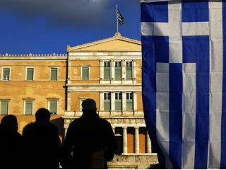Αντιπαρερχόμενος όλα αυτά, ο έντιμος και νουνεχής Έλληνας πατριώτης οφείλει να υπερασπίζει όσες αλήθειες θα είναι απαραίτητες και επίκαιρες το 2017. Όπως, για παράδειγμα, ότι τα πράγματα όσον αφορά το «πρωτογενές πλεόνασμα» δεν είναι ακριβώς έτσι όπως τα παρουσιάζει η ανίατη δημαγωγία κυβέρνησης και αντιπολίτευσης και ότι η εμπέδωση εμπιστοσύνης και η προσέλκυση επενδύσεων, δηλαδή το συμφέρον της χώρας, επιβάλλουν η εξυπηρέτηση των τόκων των δανείων της να γίνεται μέσω των πρωτογενών πλεονασμάτων της, προερχομένων μάλιστα από μείωση δαπανών παρά από αύξηση φόρων –και, πάντως, όχι με νέο δανεισμό, όπως αδιαλείπτως συμβαίνει μέχρι σήμερα.