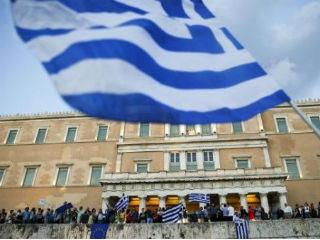 Κατά τα λοιπά, η λογική του είναι ίδια και απαράλλακτη με τα προηγούμενα: νέες περικοπές εισοδημάτων της τάξεως των 3,6 δις ευρώ μέσω δραστικής μειώσεως του αφορολογήτου ορίου (λόγος για τον οποίο θα παρητείτο ο υπουργός Οικονομικών) και νέων μειώσεων στις συντάξεις (ενώ, κατά τον πρώην υπουργό Εργασίας, οι συνταξιούχοι στο μέλλον μόνον αυξήσεις θα είχαν να περιμένουν …) και, επιπλέον, μειώσεις σε κοινωνικά επιδόματα, ειδικά μισθολόγια, περαιτέρω αυξήσεις εισφορών των ελευθέρων επαγγελματιών κλπ. Και όμως, ο κ. Τσίπρας χαρακτηρίζει την συμφωνία «υπερασπίσιμη» και «ισορροπημένη»…