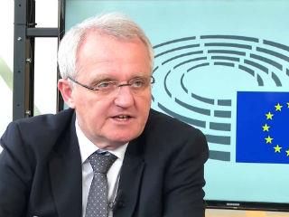 Το κλειδί έγκειται στη φράση «αλληλεγγύη ενάντια στην αξιόπιστη σταθερότητα». Πρέπει να δεχτούμε ότι υπάρχουν κράτη μέλη που δεν θα είναι πλούσια μεσοπρόθεσμα, αλλά ταυτόχρονα υπάρχουν και πράγματα που εμείς οι Ευρωπαίοι θέλουμε να επιτύχουμε από κοινού.