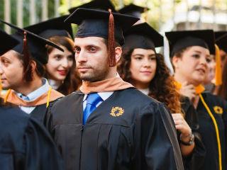 Λαμπρή υπήρξε και η 10η τελετή αποφοίτησης των μεταπτυχιακών και πτυχιούχων του Hellenic-American University (HAU), που είναι ένα πιστοποιημένο ανώτατο εκπαιδευτικό ίδρυμα υψηλής ποιότητας και διεθνούς εμβέλειας. Στο πλαίσιο αυτό, εντυπωσιακή υπήρξε και η ομιλία του συνιδρυτή και προέδρου του HAU, κ. Λεωνίδα-Φοίβου Κόσκου, ενός ανθρώπου που πιστεύει στον ρόλο της μάθησης και στην ανάγκη η τελευταία να πάει βαθειά στις ρίζες της ελληνικής κοινωνίας.