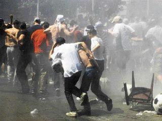 Κατά συνέπεια, κανείς δεν μπορεί να γνωρίζει ποιον ρόλο θα κληθεί να παίξει το κρατίδιο των Εξαρχείων όταν θα πλησιάζει η ώρα της λαϊκής ετυμηγορίας. Αυτό ας το έχουμε σοβαρά υπ’ όψιν μας. Διότι από κάποια «στραβή» του εθνοχουλιγκανισμού πολλά θα μπορούσαν να προκύψουν.