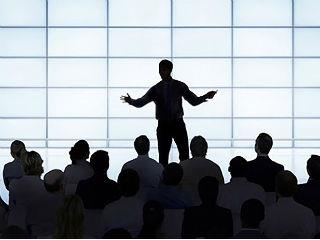 Μία ειδική περίπτωση ατόμων που ασκούν επιρροή είναι αυτή των τσαρλατάνων. Ένας τσαρλατάνος πείθει τους συνανθρώπους του ότι διαθέτει ειδικές γνώσεις, ικανότητες ή λύσεις που δεν διαθέτουν οι ίδιοι και ότι μέσω αυτών μπορεί να λύσει τα προβλήματα που αντιμετωπίζουν.Τέτοια παραδείγματα στην Ελλάδα υπήρξαν παλαιότερα ο Καματερός με το θαυματουργό νερό του που ‘’θεράπευε τον καρκίνο’’ και, πρόσφατα, ο Σώρας που θα έλυνε το πρόβλημα του δημόσιου χρέους διαθέτοντας 600 δις ευρώ.