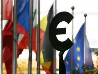 Η Επιτροπή, αναγνωρίζοντας παράλληλα την τρέχουσα πτωτική τάση των επιπέδων των μη εξυπηρετούμενων δανείων (ΜΕΔ), προτείνει νέα μέτρα με στόχο να μειωθούν τα μη εξυπηρετούμενα δάνεια και να βοηθηθούν οι τράπεζες να διαφοροποιήσουν τις επενδύσεις τους σε κρατικά ομόλογα. Όσον αφορά τον επιμερισμό των κινδύνων, η Επιτροπή διατυπώνει ορισμένες προτάσεις για να διευκολυνθεί η πρόοδος στο Ευρωπαϊκό Κοινοβούλιο και το Συμβούλιο σχετικά με την πορεία προς ένα ευρωπαϊκό σύστημα ασφάλισης καταθέσεων (EDIS), το οποίο θα εγγυάται τις καταθέσεις των πολιτών στην Τραπεζική Ένωση σε κεντρικό επίπεδο - ένα στοιχείο ζωτικής σημασίας που λείπει από την Τραπεζική Ένωση.