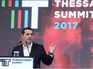 Να μιλάς για επενδύσεις είναι εύκολο πράγμα. Να ανοίγεις όμως δρόμο για να πραγματοποιηθούν, να ξεπερνάς τα εμπόδια, να τις προωθείς και να κατανοείς κάθε μέρα πόσο σημαντικό είναι αυτό για την πρόοδο της χώρας, για να ξαναγυρίσει η εργασία σε αυτό τον τόπο, να διατηρηθεί η ανάπτυξη, είναι κάτι εντελώς διαφορετικό. Δείτε πόσα χρόνια, για παράδειγμα, είχαν βαλτώσει οι εθνικοί μας αυτοκινητόδρομοι. Δείτε, πόσα χρόνια έκαναν να ανοίξουν οι σήραγγες εδώ στα Τέμπη για να έρθει πιο κοντά η Θεσσαλονίκη με την υπόλοιπη Ελλάδα.
