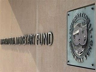 Η ελληνική οικονομία, από πολλές πλευρές είχε και έχει περισσότερα κοινά γνωρίσματα με τις πρώην κομμουνιστικού τύπου οικονομίες της Ανατολικής και της Κεντρικής Ευρώπης, παρά με δυτική οικονομική οντότητα. Η παραοικονομία, η κλεπτοκρατία, η εκτεταμένη κρατική παρέμβαση και η πολύ χαμηλή ανταγωνιστικότητα, σε συνδυασμό με μία αναποτελεσματική και διεφθαρμένη γραφειοκρατία, ήταν τα πιο αδρά χαρακτηριστικά των οικονομιών του «υπαρκτού σοσιαλισμού», οι οποίες πέρασαν δύσκολες περιόδους προσαρμογής μετά την κατάρρευση των καθεστώτων.