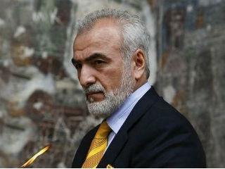 Εγείρονται έτσι κάποια ζωτικά ερωτήματα. Η θητεία του κ. Τσίπρα και της κυβέρνησής του λήγει σε 27 μήνες. Κατά πάσα πιθανότητα δε, τις εκλογές που θεωρητικά θα γίνουν τον Σεπτέμβριο 2019, ο σημερινός πρωθυπουργός θα τις χάσει. Συνεπώς, ο κ. Ιβάν Σαββίδης, ο οποίος καθύβρισε τον αρχηγό της αξιωματικής αντιπολιτεύσεως και το κόμμα του, επενδύει κάποια εκατομμύρια ευρώ σε πτωχευμένα ΜΜΕ για να λιβανίζει τον κ. Τσίπρα για καμμιά εικοσαριά μήνες… Ή έχει υπ’ όψιν του άλλα σχέδια που τού έχουν μεταφέρει άνθρωποι του Μαξίμου; Προφανώς δε σχέδια δημοκρατικής εκτροπής, την οποία καλείται να στηρίξει ο κ. Ιβάν Σαββίδης.