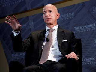 Η κίνηση της Amazon (καθόλου τυχαία το ότι γίνεται και στην Αγγλία του Brexit) συμπίπτει με το γεγονός ότι σε ΗΠΑ και Μ.Βρετανία ο πληθωρισμός αγγίζει περίπου το 3%. Και εδώ κρύβεται το μυστικό της εποχής: έχει καταγραφεί μια ’ασταθής ισορροπία’ ενός παράδοξου συσχετισμού μεταξύ αξίας εργασίας, κόστους χρήματος και επιπέδου τιμών.