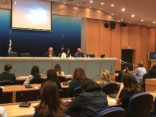 Υπογράμμισε, ακόμη, ότι στο μέλλον θα παρατηρείται εξατομίκευση των ειδήσεων -γεγονός που είναι ήδη εμφανές από τα social media- και σταδιακή κατάργηση του τηλεοπτικού προϊόντος, το οποίο θα εξειδικεύεται (θεματικά τηλεοπτικά δίκτυα), καθώς και του έντυπου Τύπου.