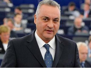 Η Τουρκία έχει πάρει έναν ολισθηρό δρόμο. Παρουσιάζει ένα σαφέστατο έλλειμμα Δημοκρατίας. Δείχνει -και δυστυχώς είναι- μία χώρα που ουδεμία σχέση έχει με το κράτος δικαίου που γνωρίζουμε στην Ευρώπη. Παραμένει, ένα κράτος που δεν σέβεται την ελεύθερη έκφραση, την ελευθεροτυπία, την ανεξάρτητη Δικαιοσύνη. Ένα κράτος που φέρνει στο προσκήνιο την επαναφορά της θανατικής ποινής. Και σε ό,τι μας αφορά παραμένει ένα κράτος που δεν σέβεται τις σχέσεις καλής γειτονίας και τα κυριαρχικά δικαιώματα των άλλων χωρών.