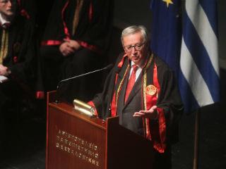 Ακολούθως, δηλώνει χαρακτηριστικά: ”Η χώρα σας στέκεται ξανά στα πόδια της χάρη στη δική σας θυσία και σκληρή δουλειά. Για μένα, οι άνθρωποι προέχουν πάντα - δεν είναι πιόνια σε σκακιέρα. Γι’ αυτό και πάντοτε μιλώ πρώτα για αξιοπρέπεια και μετά για δεκαδικά ψηφία. Πρώτα για άτομα και μετά για προγράμματα. Και στους καλούς και στους δύσκολους καιρούς - και στις χαρές και στις αναποδιές - είμαι και θα είμαι πάντοτε πιστός φίλος. Όλα αυτά τα χρόνια εργάστηκα με όλων των ειδών τις κυβερνήσεις για να διασφαλίσω ότι η Ελλάδα παραμένει εκεί που ανήκει: στην καρδιά της Ένωσή μας και της ζώνης του ευρώ. Ως πρόεδρος της Ευρωομάδας συνέβαλα στην αναδιάρθρωση του ιδιωτικού χρέους και πίεσα για μελλοντική ελάφρυνση του χρέους. Ως υποψήφιος για την τωρινή μου θέση υποστήριξα ότι χρειάζεται περισσότερη δημοκρατία και λογοδοσία. Υποστήριξα ότι η κοινωνική διάσταση - η ανθρώπινη διάσταση - πρέπει να βρίσκεται στο επίκεντρο κάθε μελλοντικού προγράμματος. Και ως Πρόεδρος της Ευρωπαϊκής Επιτροπής έχω αγων