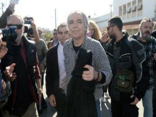 Σε όλα αυτά τα χρόνια είδαμε την διαφθορά και την διαπλοκή να γιγαντώνεται, τις παραβιάσεις του Συντάγματος να αποτελούν καθημερινή πρακτική των κυβερνήσεων και την κατασπατάληση του δημοσίου χρήματος που είναι ορατή δια γυμνού οφθαλμού, την ώρα που οι πολίτες και κυρίως αυτοί που μέχρι χθες αποτελούσαν την μεσαία τάξη κατακρημνίζονται και οδηγούνται στα συσσίτια και στην αναζήτηση επιδομάτων για να επιβιώσουν.