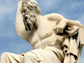 Πότε, λοιπόν, καταλύεται η Δημοκρατία; Όταν εφαρμόζονται οι (καλοί ή οι κακοί) νόμοι ή όταν, συνειδητά μάλιστα, παραλείπομε την εφαρμογή τους ή δεν θέλομε να συμμορφωθούμε προς αυτούς; Την απάντηση έχει δώσει πριν από δυόμισι περίπου χιλιετίες ο αρχαίος πρόγονός μας Σωκράτης δια της γραφίδος του μαθητή του Πλάτωνα στο διαλογικό έργο «Κρίτων».