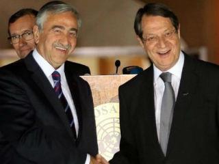 Κατ’ ακρίβειαν αυτή η σύναξη ανακοινώθηκε πριν μερικές εβδομάδες μετά από ένα δείπνο, αλλά ακόμα αυτή τη στιγμή, δεν είναι σίγουρο ότι οι τότε αναγγελθέντες συνδαιτημόνες θα συναντηθούν, υπό ποίαν ιδιότητα θα παρίστανται, ποιος είναι ο οικοδεσπότης και αν θα προστεθούν και άλλοι καλεσμένοι. Εάν αυτή η εικόνα δεν ήταν τραγική θα έβγαζε πολύ γέλιο (πρβλ τραγέλαφος).