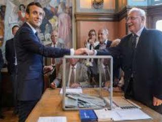 Έτσι, αν ο νέος Γάλλος πρόεδρος επιτύχει μία εύλογη εκλογική επιτυχία τον επόμενο μήνα, η ομάδα των ανθρώπων που τοποθέτησε στην κυβέρνηση θα παραμείνει στην εξουσία για αρκετό καιρό ακόμα, ώστε να αφήσει το στίγμα της με την εφαρμογή του μεταρρυθμιστικού της προγράμματος. Στην οικονομία, το πρόγραμμα θα επικεντρωθεί σε μία σειρά φιλικών προς τις επιχειρήσεις μέτρων, στην απελευθέρωση της αγοράς εργασίας, σε φορολογικές μεταρρυθμίσεις και σε αναδιάταξη του δημόσιου τομέα. Θα περιλαμβάνει επίσης μία πιο σκληρή γραμμή στην υπεράσπιση των συμφερόντων της Γαλλίας και της Ευρωπαϊκής Ένωσης έναντι του «αθέμιτου ανταγωνισμού» εκτός Ευρώπης.