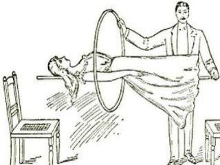 Με απλά λόγια, η ελληνική οικονομία ή θα καταφέρει να απομακρυνθεί έως το 2018 από την κατάσταση χρεοκοπίας στην οποία βρίσκεται από το 2010, ή θα καταρρεύσει οριστικά και ζωή σε λόγου μας. Άλλα δάνεια για να την κρατήσουν στην ζωή δεν υπάρχουν. Άρα, δεν θα υπάρξουν και νέα μνημόνια. Αν δεν σε δανείζει ο άλλος από τους φόρους των πολιτών του, δεν έχει και λόγο να σού υπαγορεύει και οικονομική πολιτική. Κόψε τον σβέρκο σου…