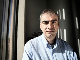 «Δύο φορές, και όχι μία, κατά την Μεταπολίτευση η χώρα είχε την εμπειρία διακυβέρνησης από κόμματα που ξεκίνησαν ιδεολογικά από την ριζοσπαστική αριστερά. Το ΠΑΣΟΚ, όπως και ο ΣΥΡΙΖΑ, είχε δεσμούς με ακροαριστερές οργανώσεις και καθεστώτα της Λατινικής Αμερικής, της κομμουνιστικής Ευρώπης και της Μέσης Ανατολής, που σόκαραν την φιλελεύθερη Δύση.