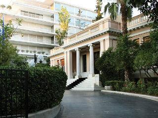 Στο μεταξύ, ως εκ της συνθέσεώς του, έχει εξευτελιστεί και το ελληνικό Κοινοβούλιο, το οποίο δεν νομίζουμε ότι μπορεί να πάει πιο χαμηλά. Έχει έτσι καταρρακωθεί και ο κοινοβουλευτισμός, με την καταρράκωση να επεκτείνεται και στον πολύτιμο χώρο της Παιδείας –ο οποίος ταχύτατα οδεύει προς τα απορριμματοφόρα οχήματα.