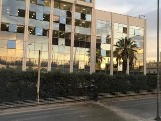 Στην περίπτωση του ΣΚΑΪ όμως, οι τραμπούκοι, δεν επεδίωκαν μόνον την σιωπή. Απώτερος στόχος τους ήταν να περάσουν ειδησεογραφικά σε δεύτερη μοίρα το Συνέδριο της Ν.Δ. και την αποτυχημένη ομιλία του Αλέξη Τσίπρα στη Θεσσαλονίκη. Δεν ήθελαν να γίνει πολύς λόγος για τα όσα ειπώθηκαν στο Συνέδριο της Ν.Δ. και κυρίως δεν έπρεπε να συζητηθουν οι εξαγγελίες του Κυριάκου Μητσοτάκη για την ανανέωση της Ν.Δ.Στον ΣΥΡΙΖΑ δεν θέλουν συζητησεις σε σοβαρά για το μέλλον της χώρας θέματα.Στο επίπεδο αυτό είναι χαμένοι απο χέρι.