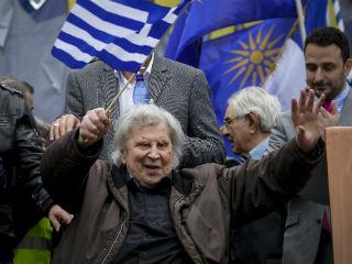 Ο Μίκης αγκαλιά με τους απογόνους όσων τον βασάνισαν στη Μακρόνησο, τον έστειλαν εξορία και απαγόρευσαν τα τραγούδια του. Και τα οποία, οι περισσότεροι από τους διοργανωτές, μισούν και απεχθάνονται ακόμα.
